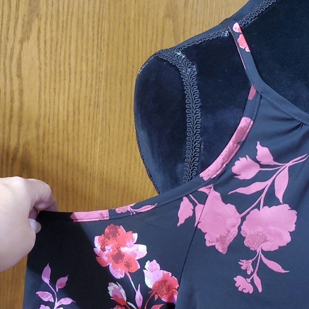 Torrid cold shoulder dusty purple floral rose pattern on black - Picture 2 of 7